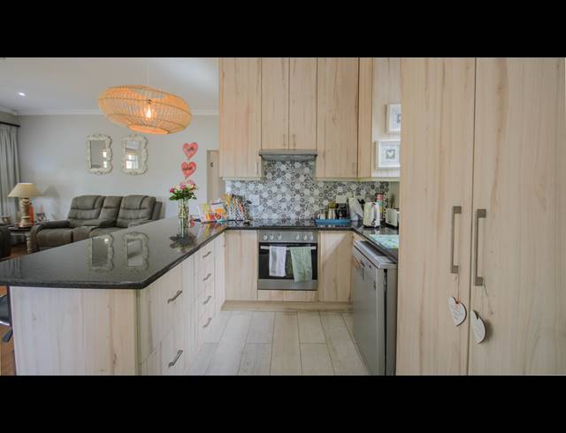 3 BEDROOM TOWNHOUSE FOR SALE IN SHELLY BEACH